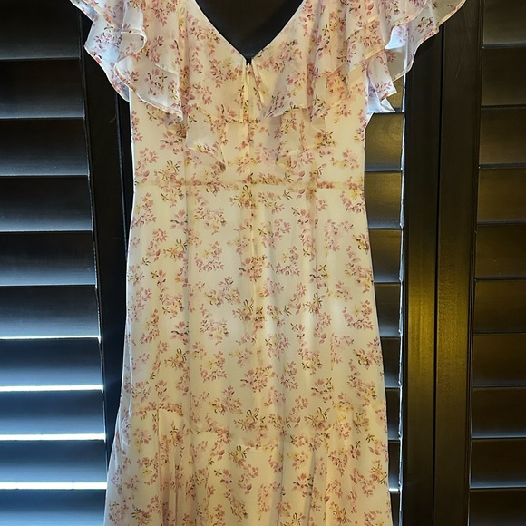 NWT. Floral WAYF Dress. Excellent condition. - Picture 10 of 11